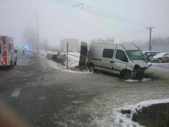 Pri Košiciach došlo k zrážke auta s dodávkou, pasažierov vyslobodzovali