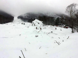 Otcovi so synom sa podarilo na lyžovačke v Tatrách uvoľniť lavínu