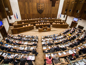 V parlamente je dnes rušno: Poslancov čaká hlasovanie o platoch i diskusia o rozpočte