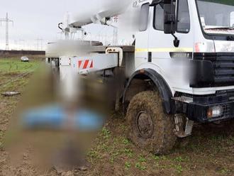 FOTO Tragédia pri Trnave: Robotník   demontoval stĺpy na poli, pritlačila ho hydraulika