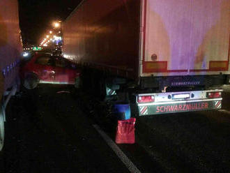 Vážna dopravná nehoda v Bratislave: FOTO Na D1 sa auto zrazilo s dvomi kamiónmi