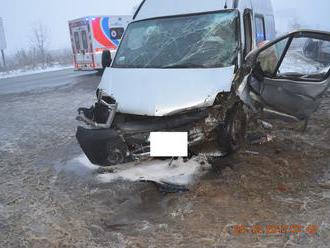 FOTO Vážnej nehody v Košiciach: Vodič dodávky prešiel do protismeru, došlo k čelnej zrážke