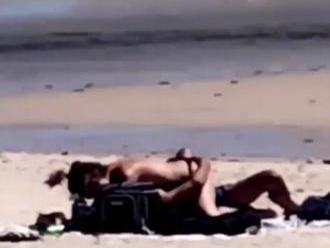 Nemravná dvojica sexovala na populárnej pláži: VIDEO ju usvedčilo za bieleho dňa