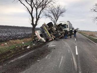 Foto: Kamión skončil v priekope, do ďalšieho narazilo auto