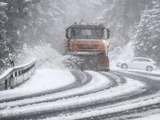 Pod Tatrami husto sneží, cestári upozorňujú na nebezpečenstvo „bielej tmy“