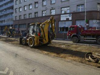 Ficova vláda odklepla Bratislave 11 miliónov eur na opravy ciest