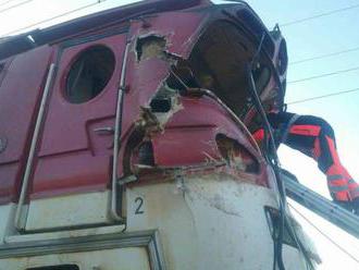 Zrážku nákladného auta a vlaku v okrese Senec neprežil rušňovodič, polícia odkláňa dopravu