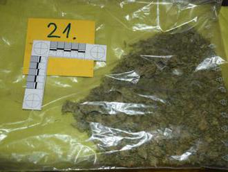 Polícia obvinila muža zo Senca z drogovej činnosti, pri prehliadke zaistili 50 gramov rastlinnej suš