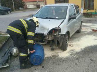 Foto: V Moste pri Bratislave sa zrazili dve autá, hasiči museli vyslobodiť zakliesnené osoby