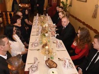Foto: Prezident Kiska obedoval s rodinami v núdzi, odovzdal im aj vianočné darčeky