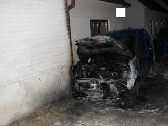 Podpaľač zamestnal hasičov v Dunajskej Strede, zhorelo niekoľko áut
