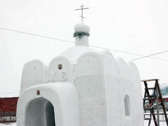 Rus postavil snehový kostolík pre dedinčanov na Sibíri