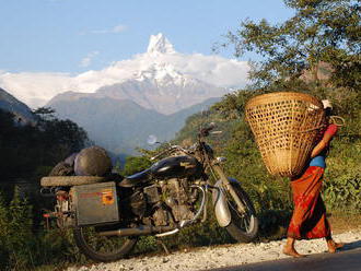 Za horami a kulturou Nepálu na motocyklech Royal Enfield