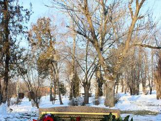 Toto si nezaslúžili: Chuligáni porušili pamätník venovaný padlým slovenským vojakom, vydržal len rok