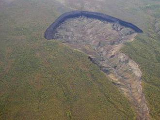 Na Sibiři se propadá obří kráter, místní mu říkají Brána do podzemí