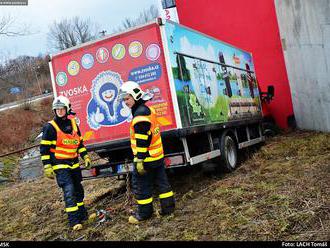 Vyprošťování zmrzlinářského auta ze stěny ostravského autosalonu zaměstnalo dvě hasičské jednotky