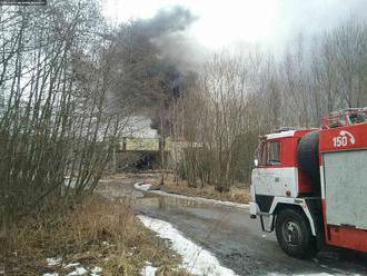 V obci Bořiny u Poličky došlo k výbuchu s následným požárem, zraněno bylo několik lidí včetně zasahu