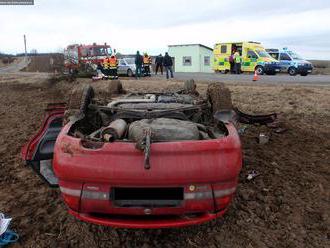 Po nehodě u Velkých Těšan na Kroměřížsku vyjelo jedno z vozidel mimo komunikaci a narazilo do stromu