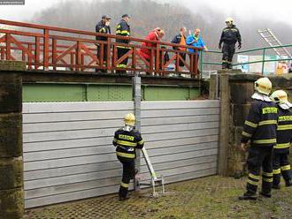Děčínští dobrovolní hasiči postavili v Děčíně protipovodňovou stěnu na místě možnosti rozlivu vody