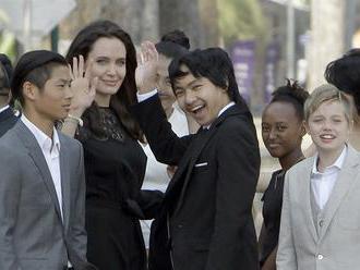 Chci svým dětem ukázat pravý svět a ne jen vězení Hollywoodu, říká Jolie