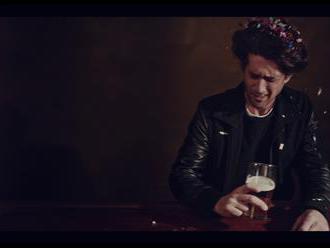 Písničkář Conor Oberst natočil barové video k novému songu