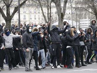 Při protestech proti policii na předměstí Paříže zadrželi 26 lidí