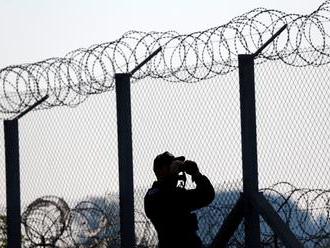 Maďarsko hodlá zdvojit plot na hranici se Srbskem