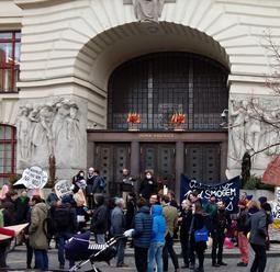 Demonstranti v Praze kritizovali politiky, že neřeší smogovou situaci