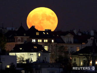 Slováci môžu z piatka na sobotu pozorovať začadený Mesiac