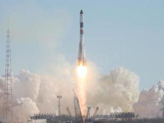 Ruská loď dopravila na ISS nový skafander i klobásky