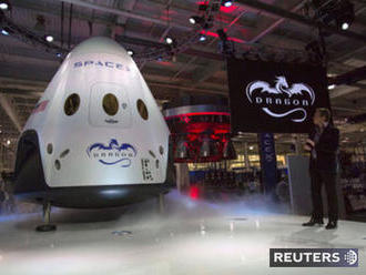 SpaceX vyšle prvých turistov na cestu okolo mesiaca
