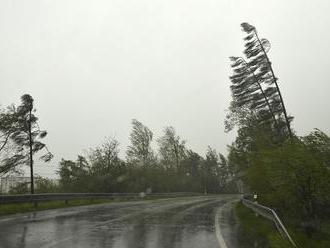 Vietor vyvrátil na vozovku stromy, meteorológovia vydali výstrahy