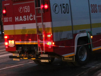 Na diaľnici D1 horí osobné auto: Pri požiari zasahujú seneckí hasiči