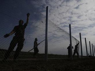 Maďarsko sa rozhodlo pritvrdiť: Vybudujú druhú líniu oplotenia na srbských hraniciach