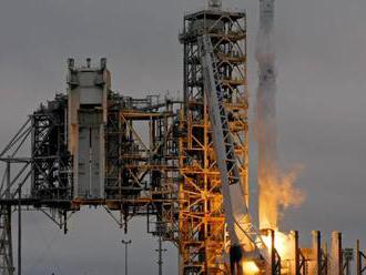 Raketa Falcon 9 odštartovala na druhý pokus, prvý stupeň sa vrátil na Zem