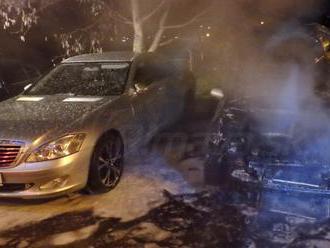 Na parkovisku Sídliska Západ horelo v noci auto