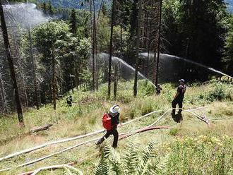 Na Skorušinej horela tráva, hasiči bojovali s požiarom približne tri hodiny