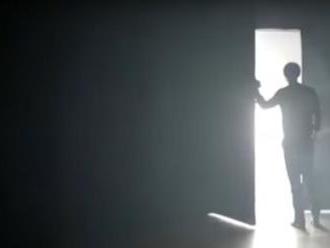 Harry Styles si, velmi dramaticky, otvírá dveře ke svému debutovému singlu