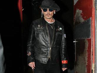 Ako stroskotaný pirát: Johnny Depp sa objavil na verejnosti úplne strhaný!