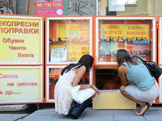 Na kolena a nakupovat: V Bulharsku z nouze otevírali obchody ve sklepě, teď jsou fenoménem