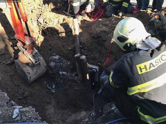 V Seničce na Olomoucku zavalila zemina muže, vyprostili ho hasiči