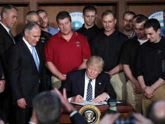 Trump podepsal dekret, kterým končí Obamovy ekologické regulace. Ulevuje tak těžařům