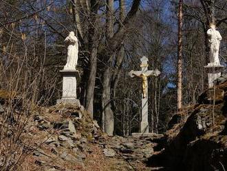 Křížová cesta ve Volarech skýtá výhled na panorama Šumavy