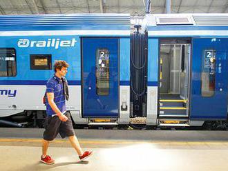 Holčička   vypadla z vlaku Českých drah. Přes 700 vozů čekají změny