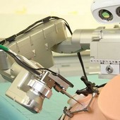 Přesný robot pomáhá při kochleární implantaci