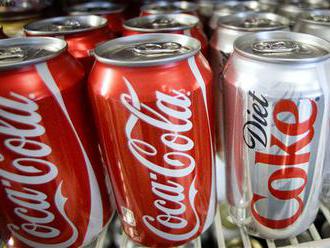 V plechovkách Coca-Coly našli lidskou moč, továrnu čistili patnáct hodin