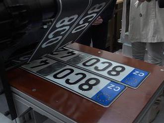 VIDEO: Stát ukázal výrobu registračních značek. Nově budou mít hologram