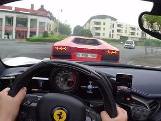 Takhle to vypadá, když Lamborghini na křižovatce vypeče s Ferrari. Doslova  
