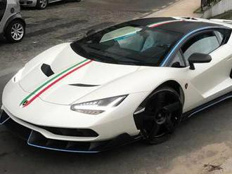Lamborghini Centenario v matně bílé se žene Evropou, je to dvojitý ďábel  