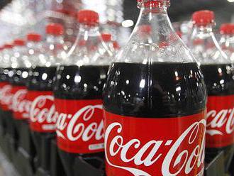 Coca Cola v Česku končí s dvoulitrovými lahvemi. Lidé je už podle firmy nechtějí
